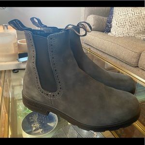 Blundstone Rustic Black Leather High-Top Chelsea Boots